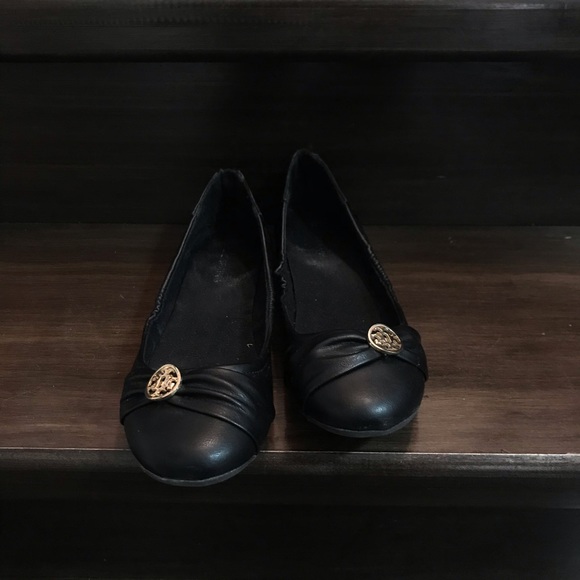 Black Flats - Picture 2 of 7
